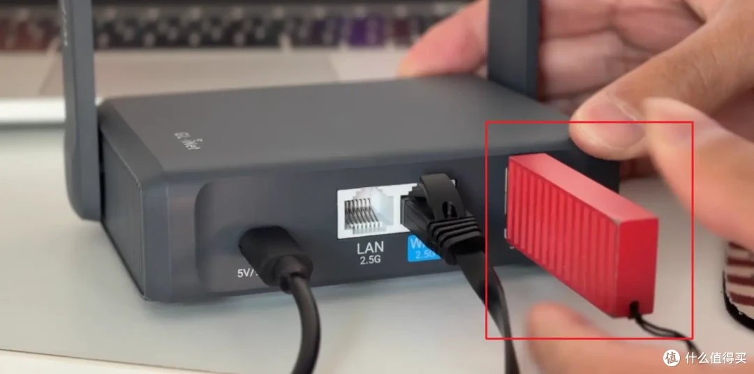 自带触摸屏、WiFi 7、OpenWRT、双2.5G!GL.iNet BE3600路由器