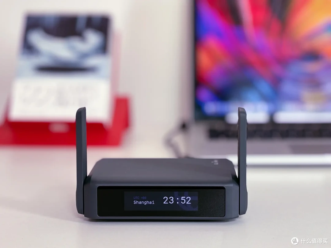 自带触摸屏、WiFi 7、OpenWRT、双2.5G!GL.iNet BE3600路由器