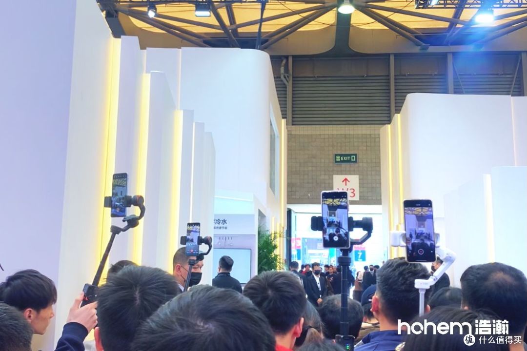 AWE探展神器刷屏!浩瀚M7手机稳定器引爆万物AI跟拍热潮