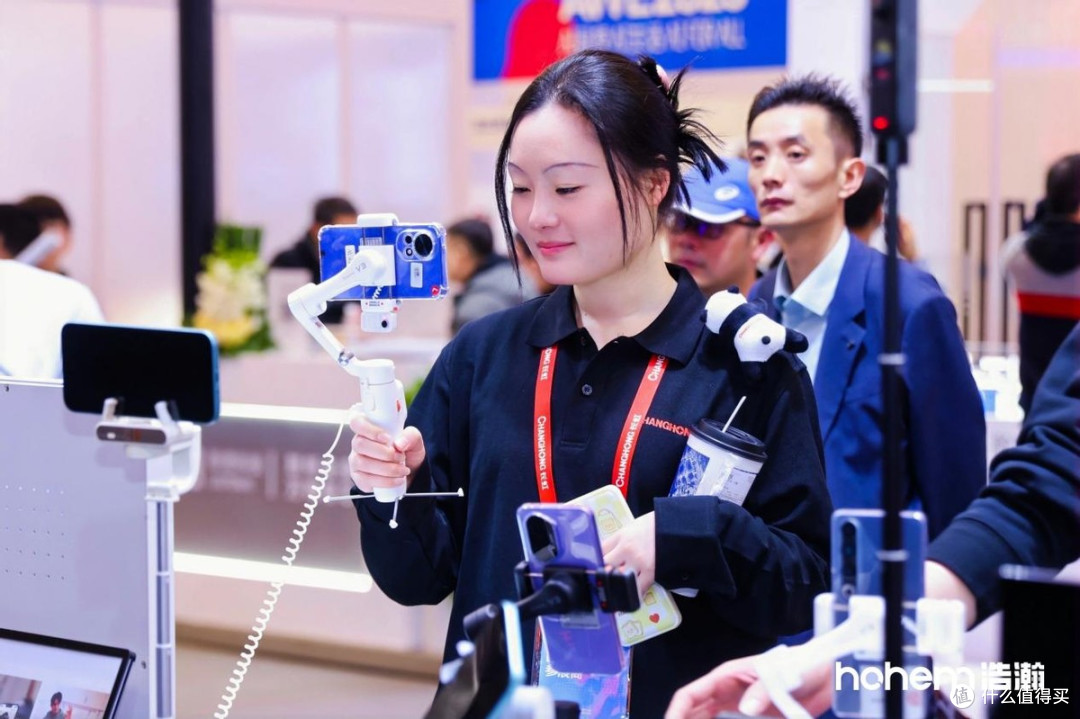 AWE探展神器刷屏!浩瀚M7手机稳定器引爆万物AI跟拍热潮
