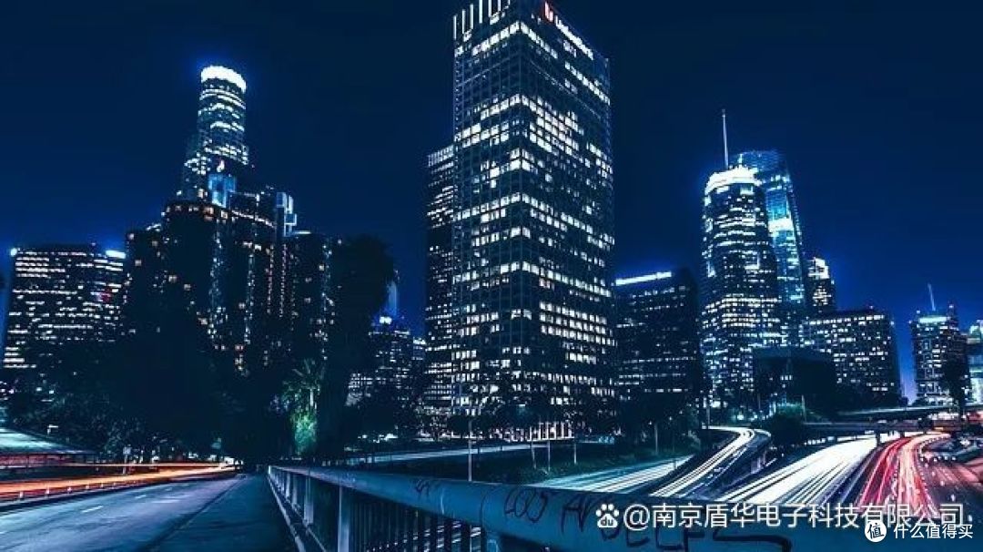 国际视野下的智慧路灯,LED灯杆显示屏的节能与智能并进