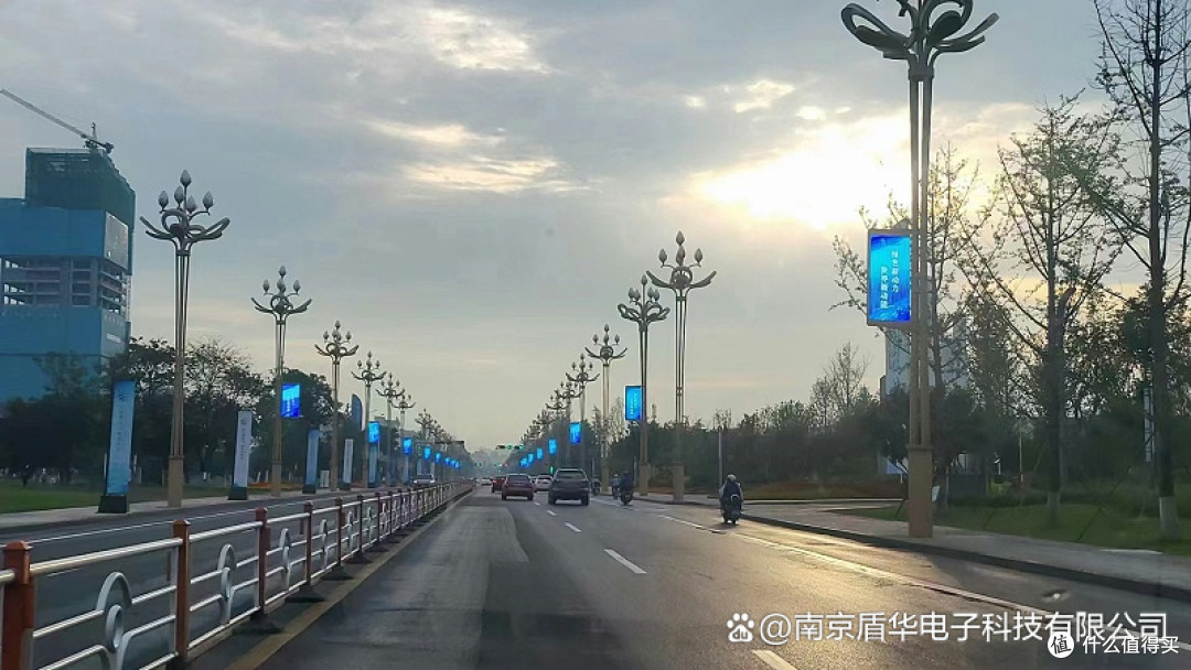 国际视野下的智慧路灯,LED灯杆显示屏的节能与智能并进