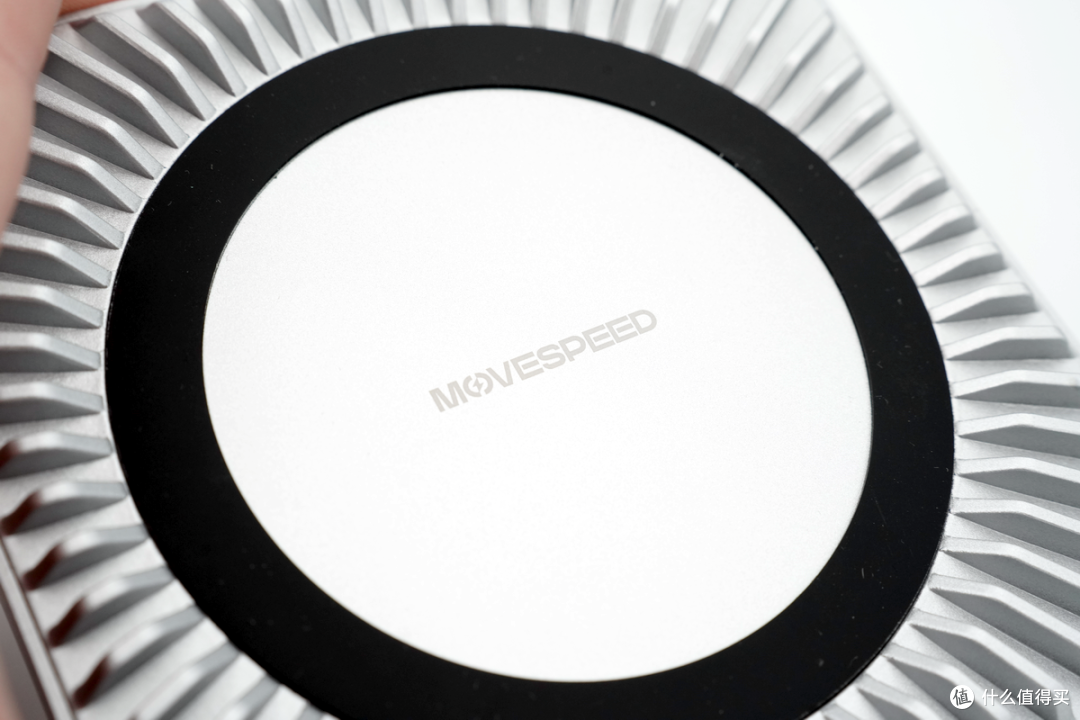 果系桌搭强迫症救星,"隐形"扩容Mac mini,移速扩展坞底座评测