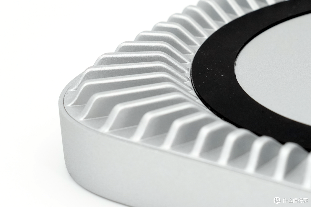 果系桌搭强迫症救星,"隐形"扩容Mac mini,移速扩展坞底座评测