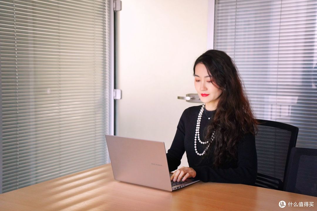AI赋能下的超长续航办公神器——华硕无畏14 AI版 2025