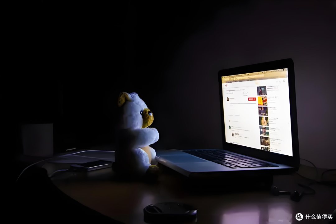 深夜码字人的一道光:小小的屏幕挂灯,把航天级照明搬进书房