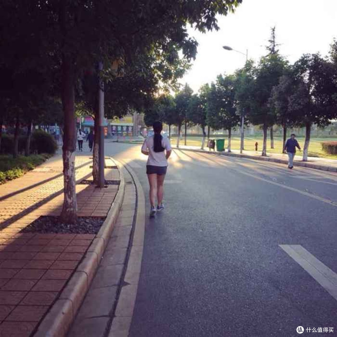 春季运动谣言大揭秘:晨跑夜跑谁更优,真相原来在这里!