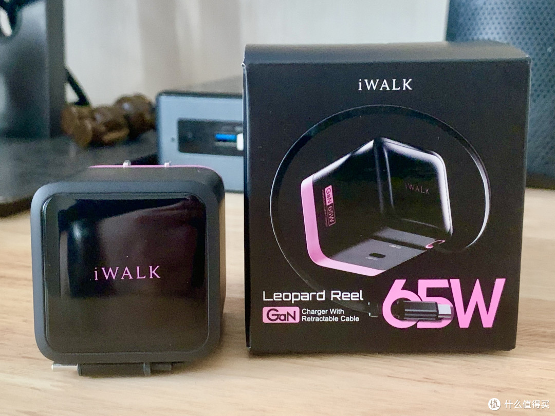 充电头还能这样玩?iWALK伸缩线设计:70cm线长+折叠脚,颠覆传统