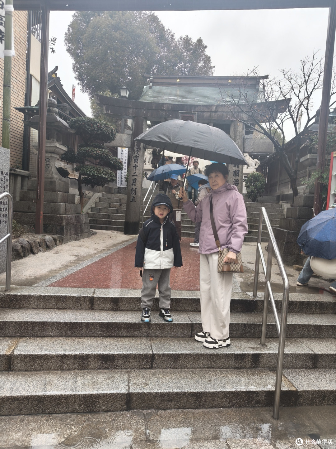 又下雨，又刮风的，