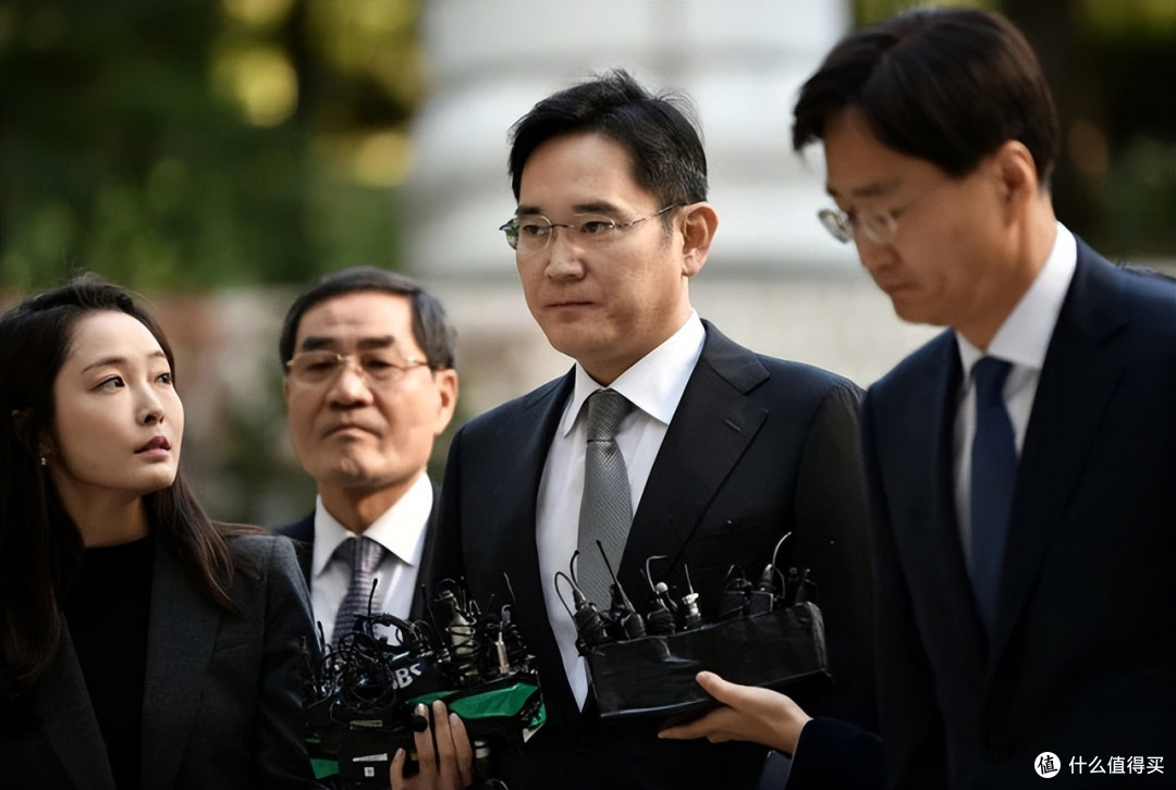 当初雷军亲自致歉,饭局喝光5瓶红酒,如今三星会长上门“卖货”