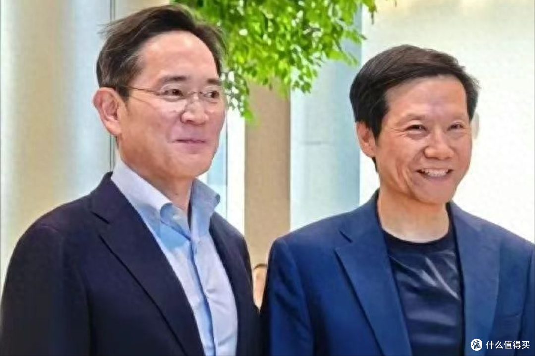 当初雷军亲自致歉,饭局喝光5瓶红酒,如今三星会长上门“卖货”