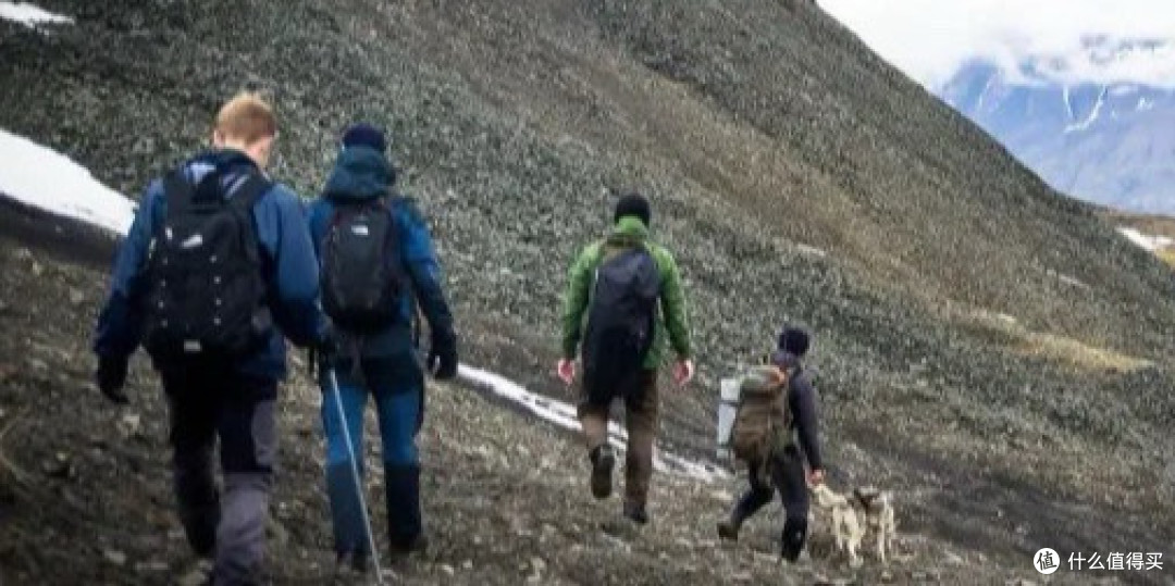 《徒步旅行中的关键姿势，助力轻松前行》#徒步旅行 #户外姿势