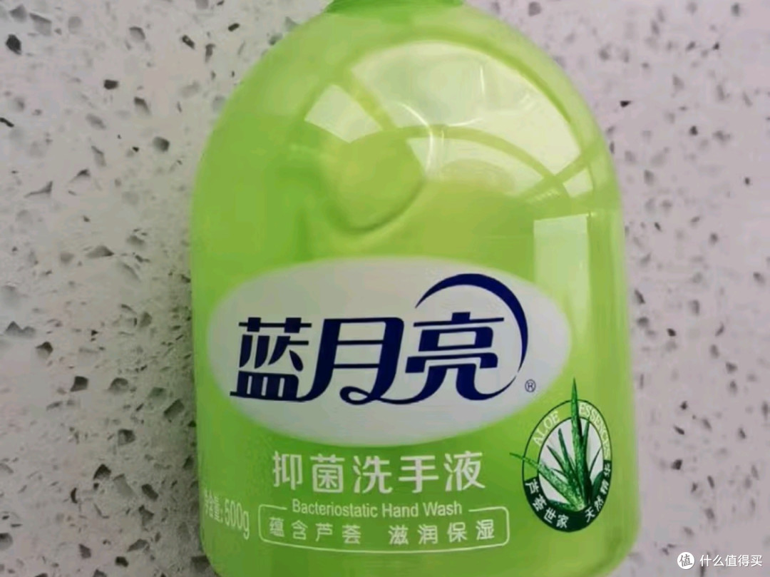 蓝月亮芦荟洗手液：泡沫丰富，滋润保湿，守护双手的每一寸肌肤