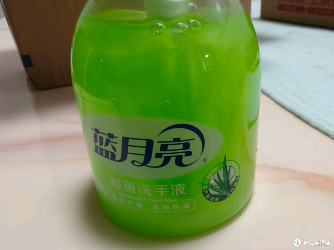 蓝月亮芦荟洗手液：泡沫丰富，滋润保湿，守护双手的每一寸肌肤
