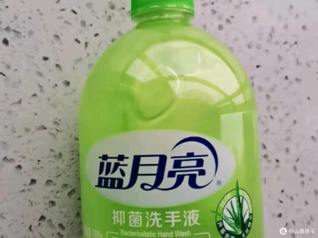 蓝月亮芦荟洗手液：泡沫丰富，滋润保湿，守护双手的每一寸肌肤