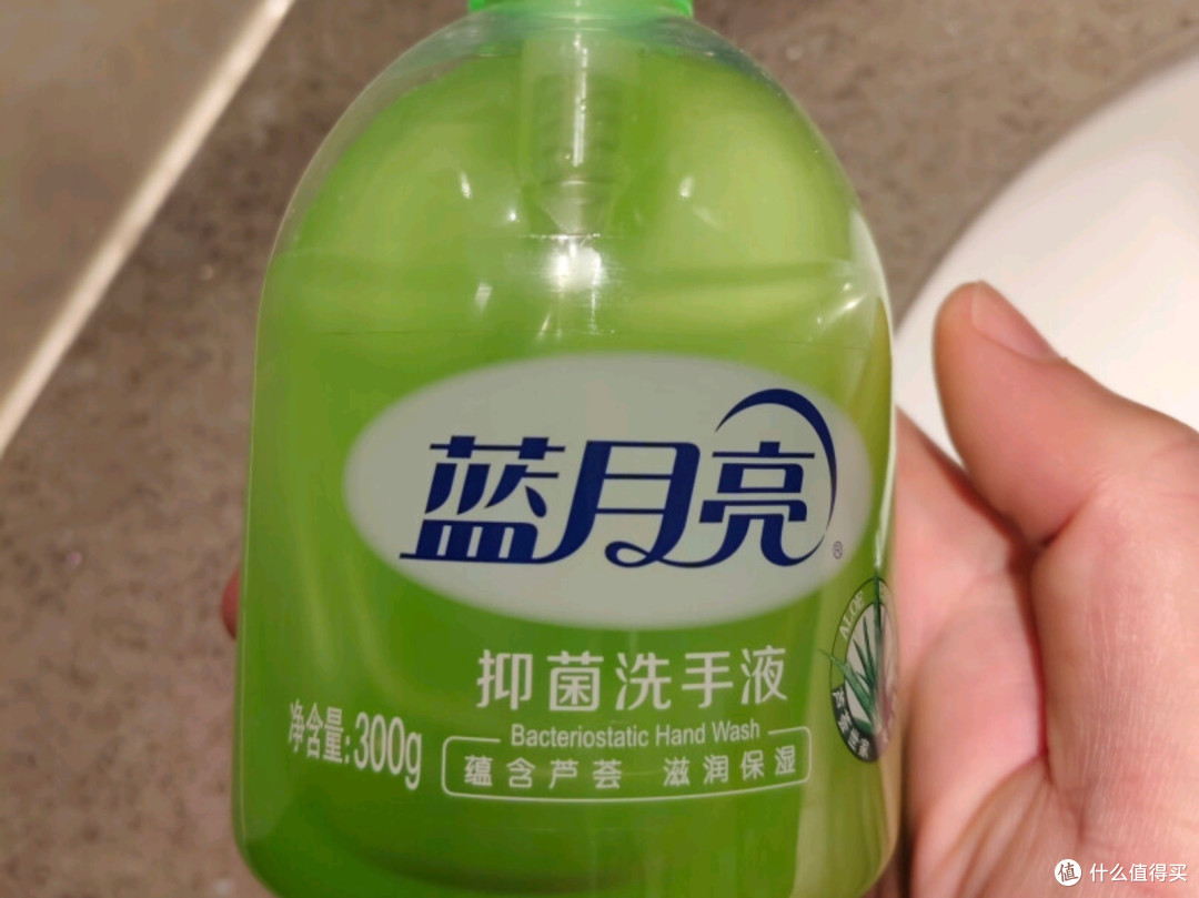 蓝月亮芦荟洗手液：泡沫丰富，滋润保湿，守护双手的每一寸肌肤