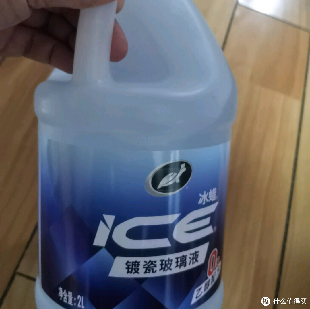 龟牌冰蜡玻璃水：乙醇配方0°去油膜，让视界更清晰