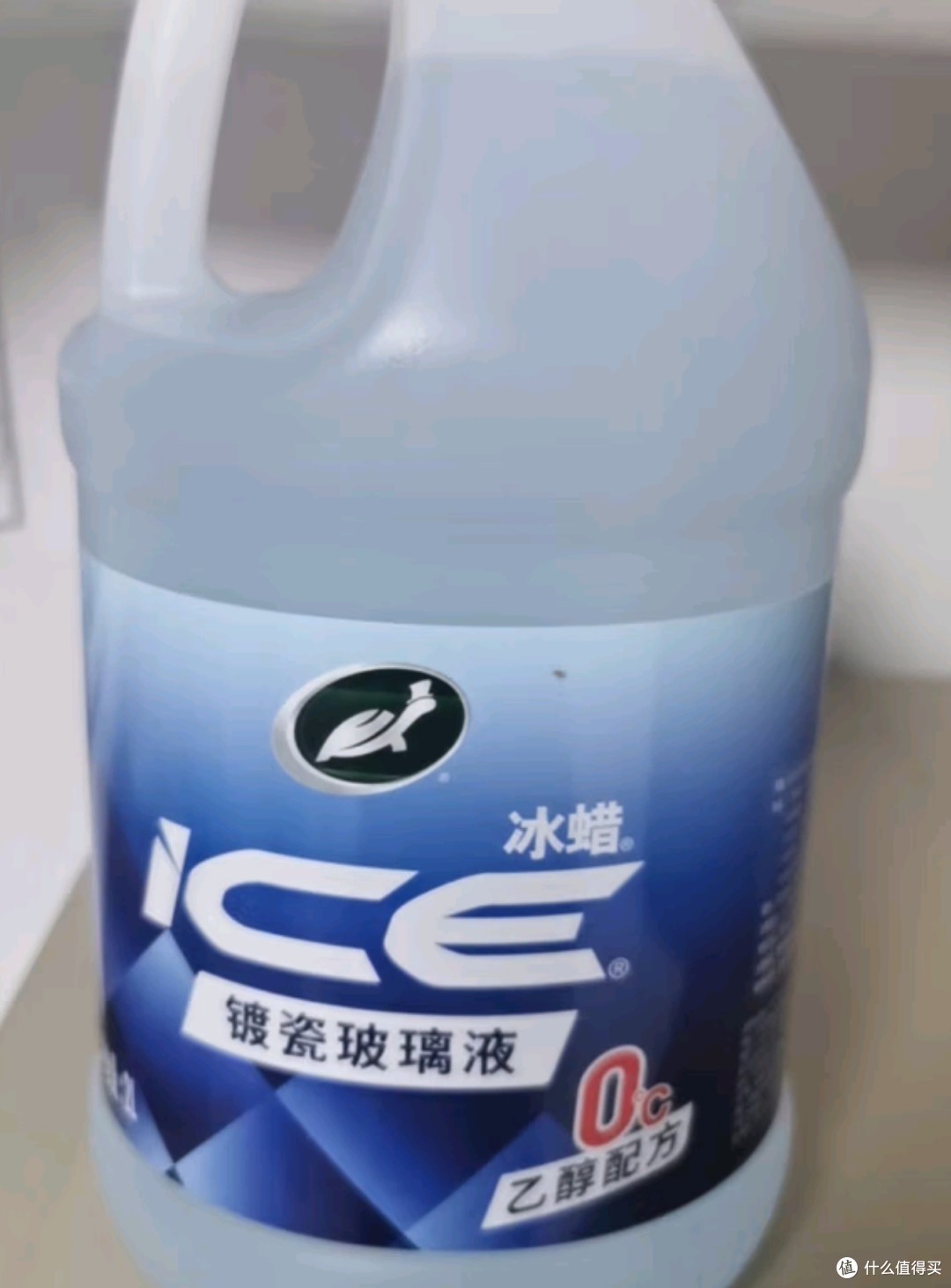 龟牌冰蜡玻璃水：乙醇配方0°去油膜，让视界更清晰