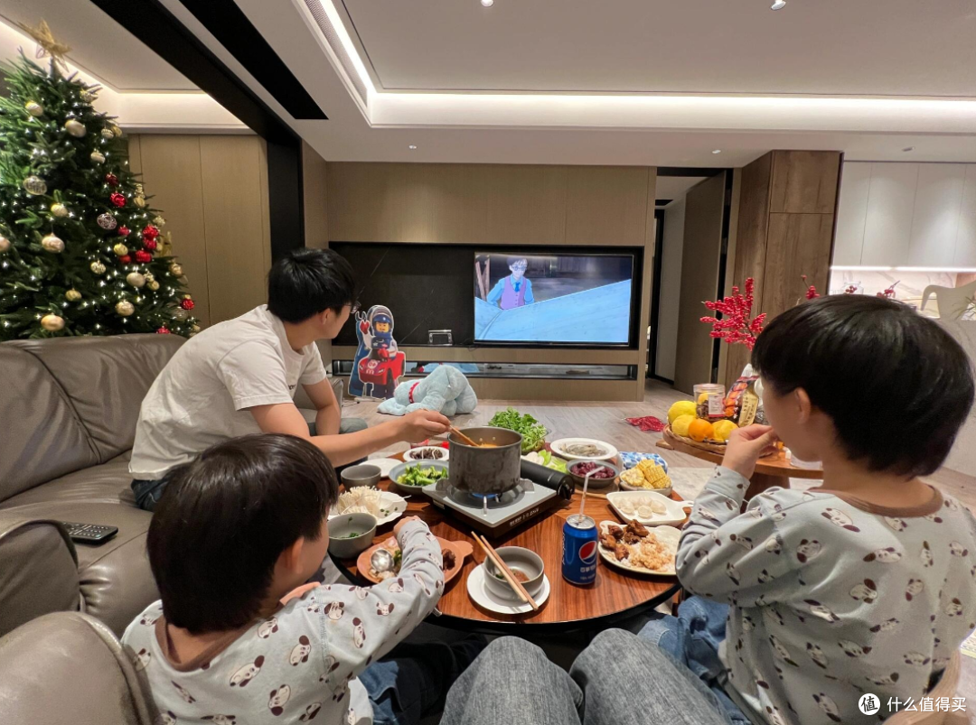 为啥越来越多年轻人喜欢把餐桌放客厅？网友：比茶几香多了