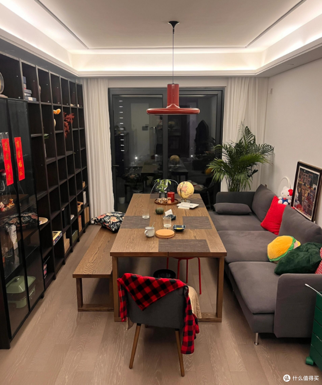 为啥越来越多年轻人喜欢把餐桌放客厅？网友：比茶几香多了
