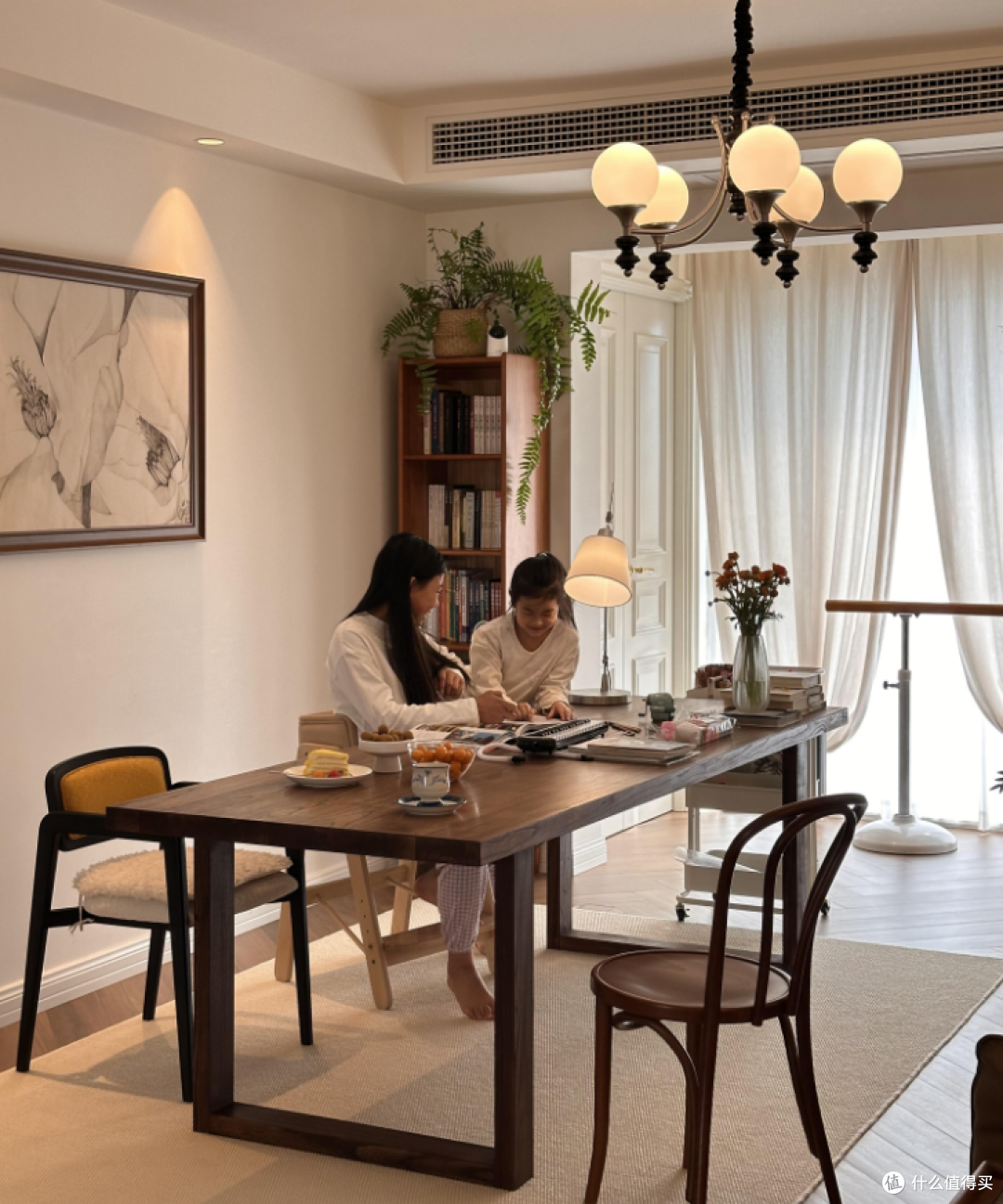 为啥越来越多年轻人喜欢把餐桌放客厅？网友：比茶几香多了