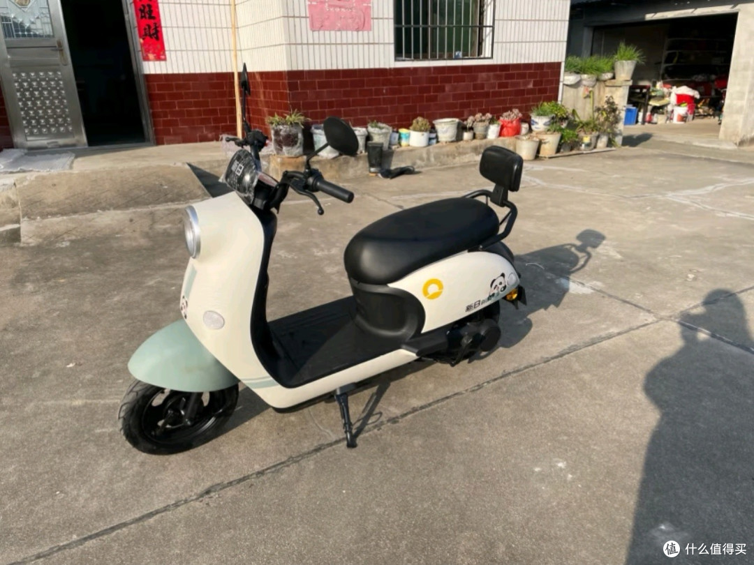 新日电动摩托车丽曼5.0：烟灰绿魅力，家用代步新选择