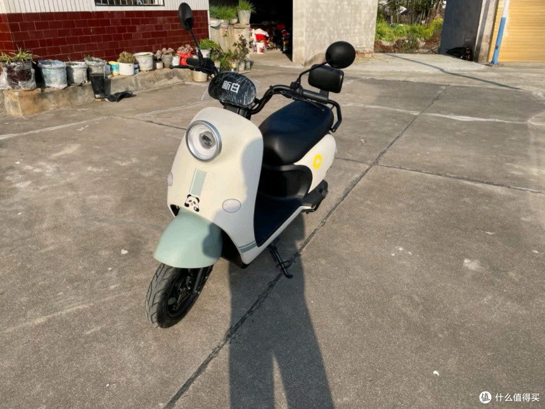 新日电动摩托车丽曼5.0：烟灰绿魅力，家用代步新选择