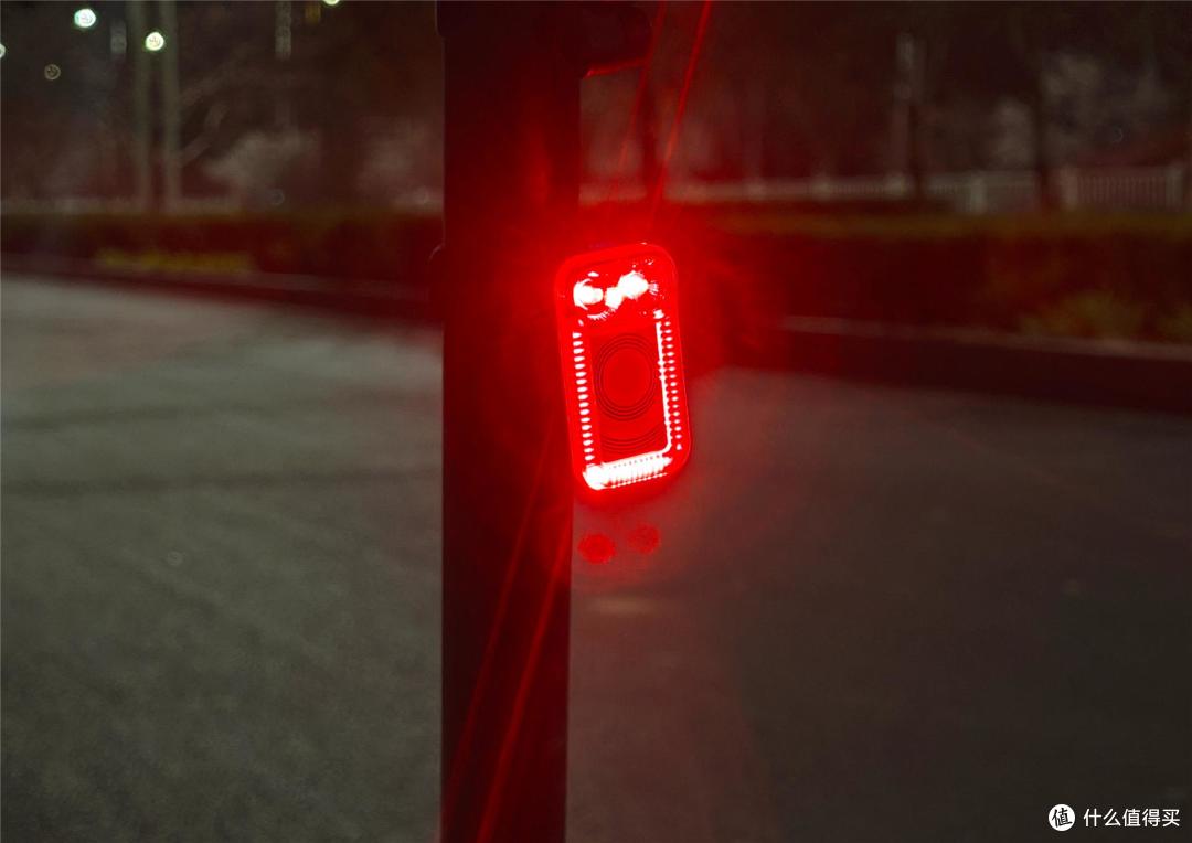 骑行总担惊受怕?迈极炫SEEMEE100AD雷达侦测尾灯让安全感拉满