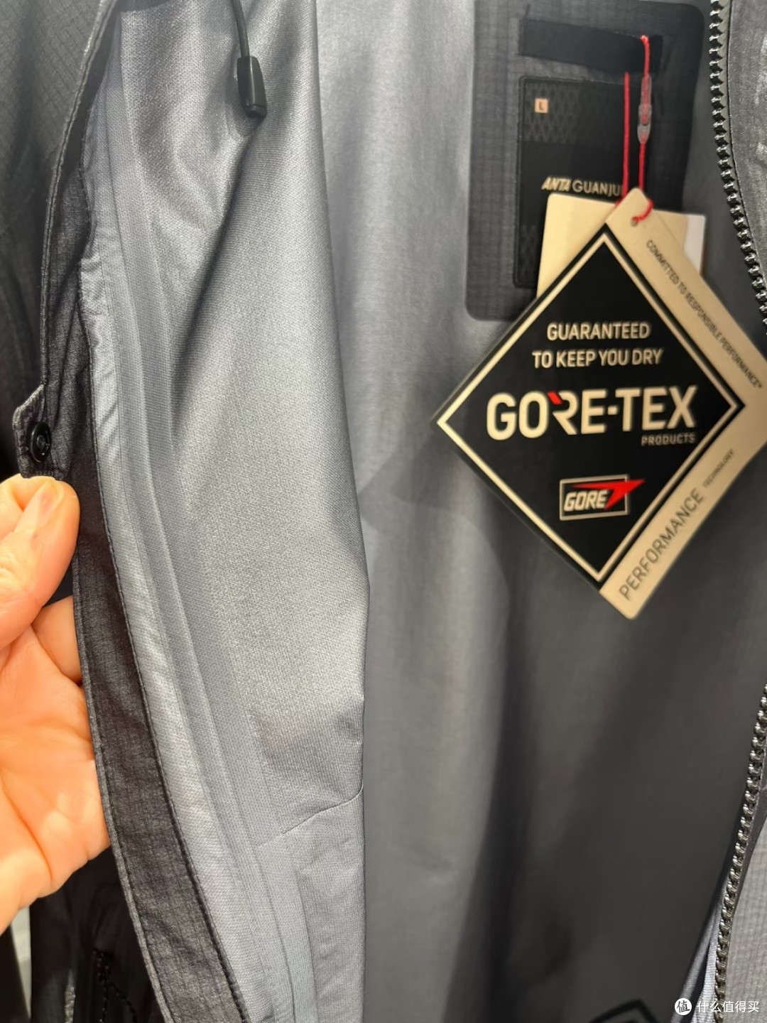 冲锋衣还能这么“轻”?安踏黑标GORE-TEX有话说