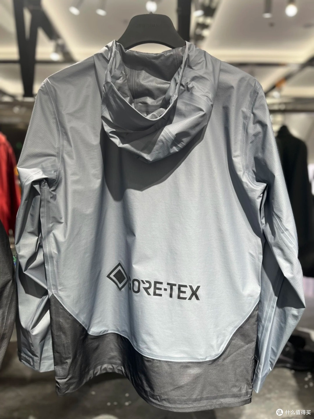 冲锋衣还能这么“轻”?安踏黑标GORE-TEX有话说