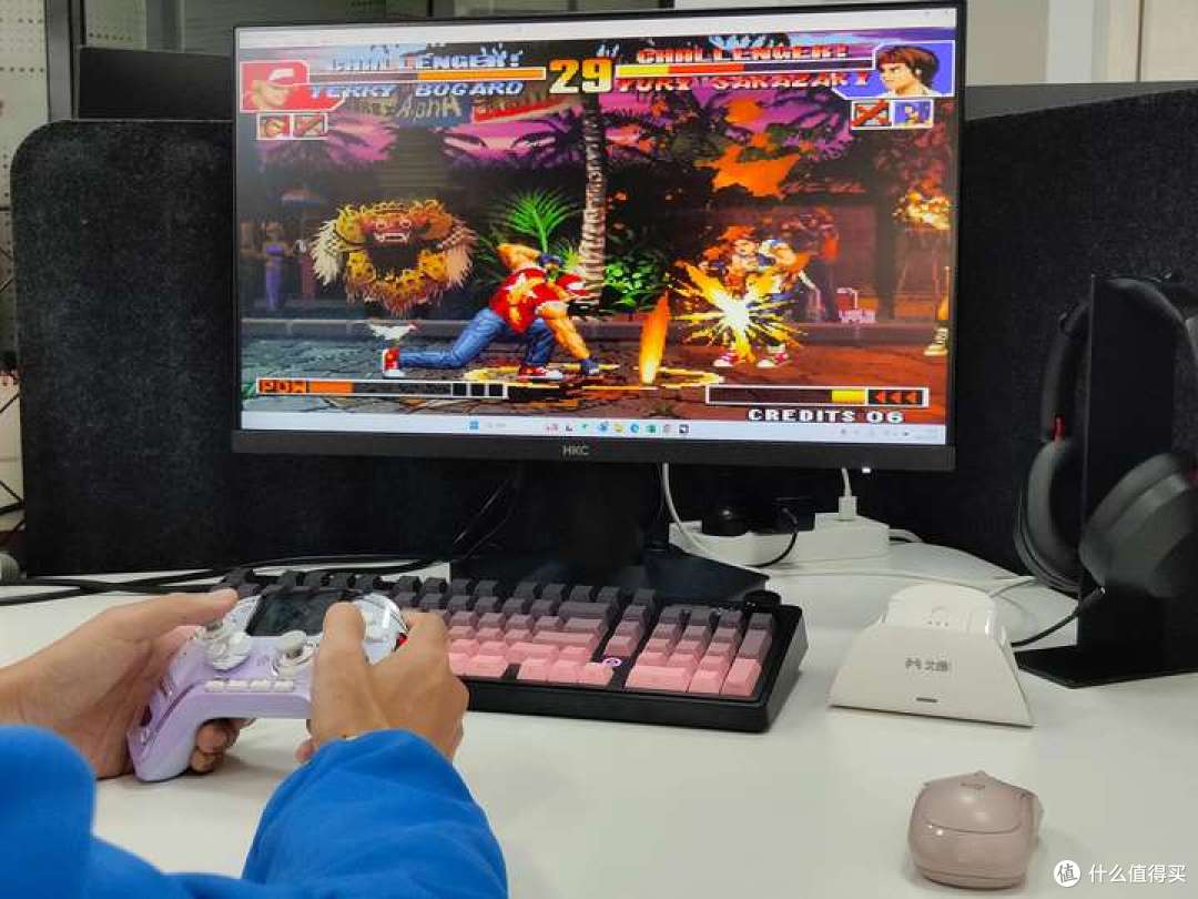 北通鲲鹏50第二代手柄：智控大屏 ×AI 震动，国产手柄新标杆