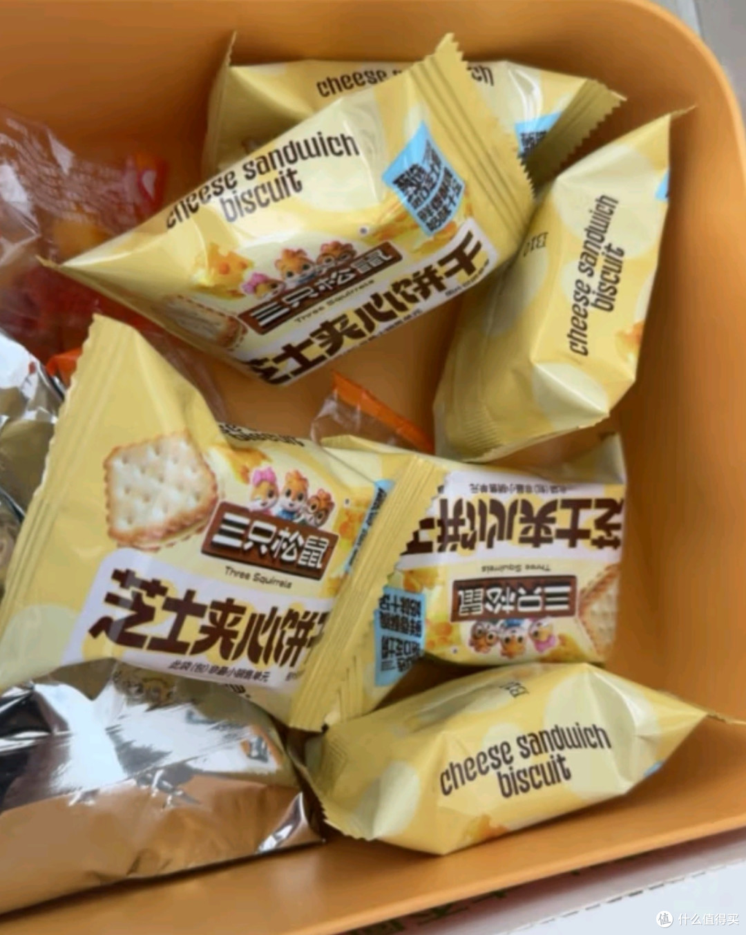 三只松鼠芝士夹心饼干:独立小包装,休闲零食与营养早餐完美融合