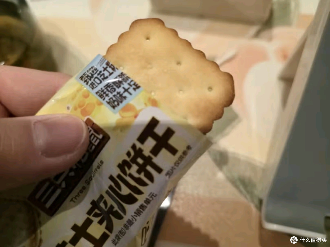 三只松鼠芝士夹心饼干：独立小包装，休闲零食与营养早餐完美融合