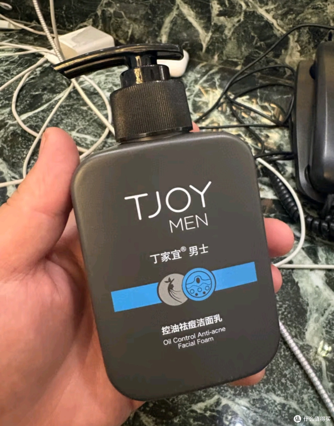 丁家宜男士洗面奶控油效果非常好，适合皮肤油腻男士。