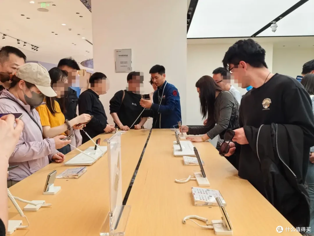 华为Pura X热度挺高，阔型设计受好评