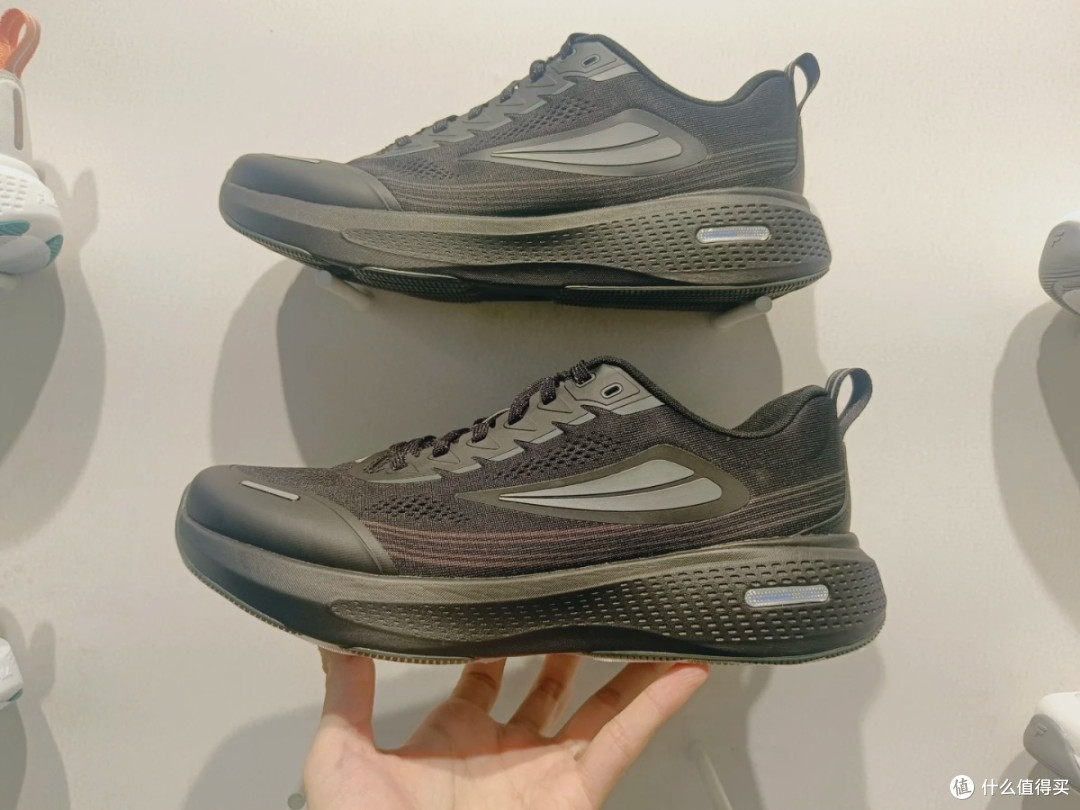 足弓友好、透气抗造,斐乐柔云3代