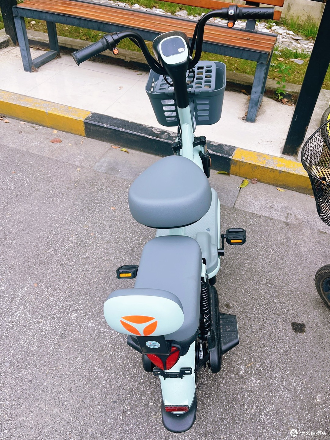 雅迪乐糖小钢炮,元气绿新国标电瓶车,通勤代步的“甜酷”新选择