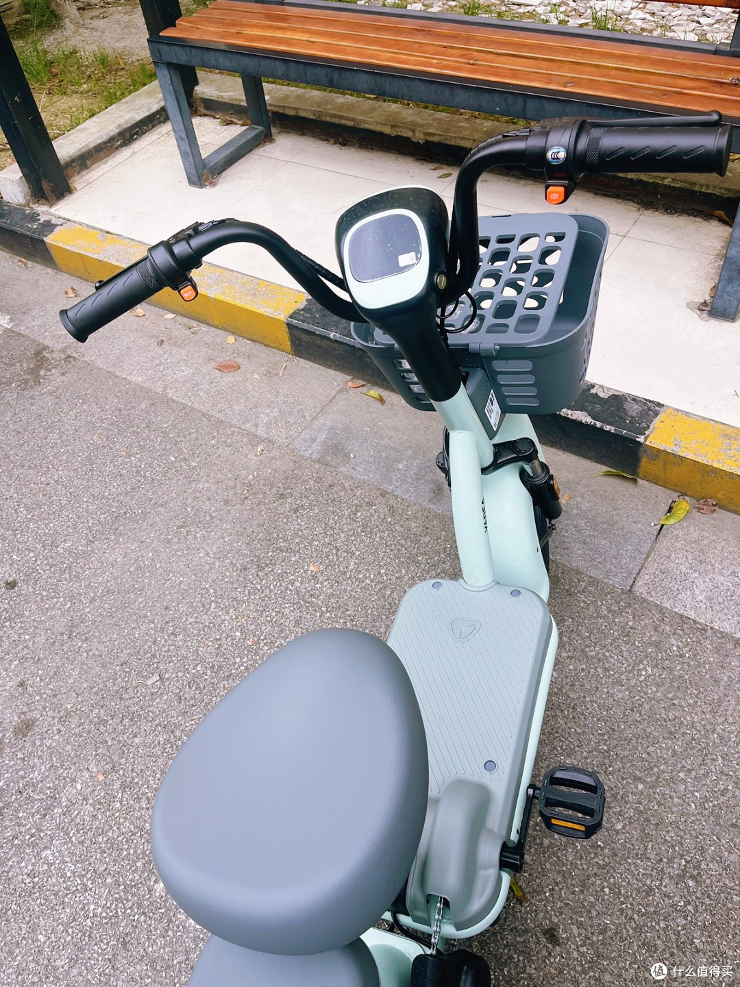 雅迪乐糖小钢炮,元气绿新国标电瓶车,通勤代步的“甜酷”新选择