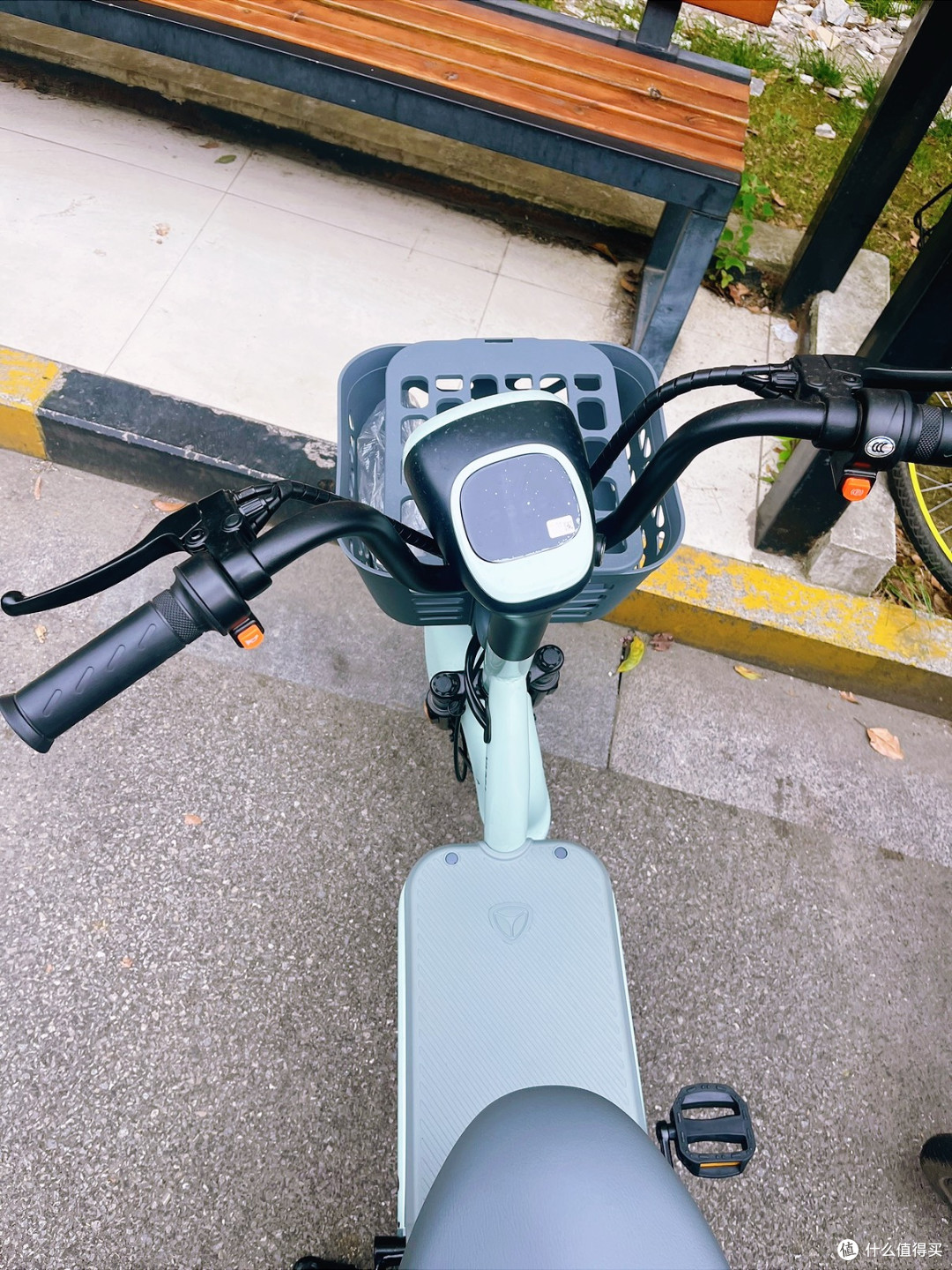 雅迪乐糖小钢炮,元气绿新国标电瓶车,通勤代步的“甜酷”新选择