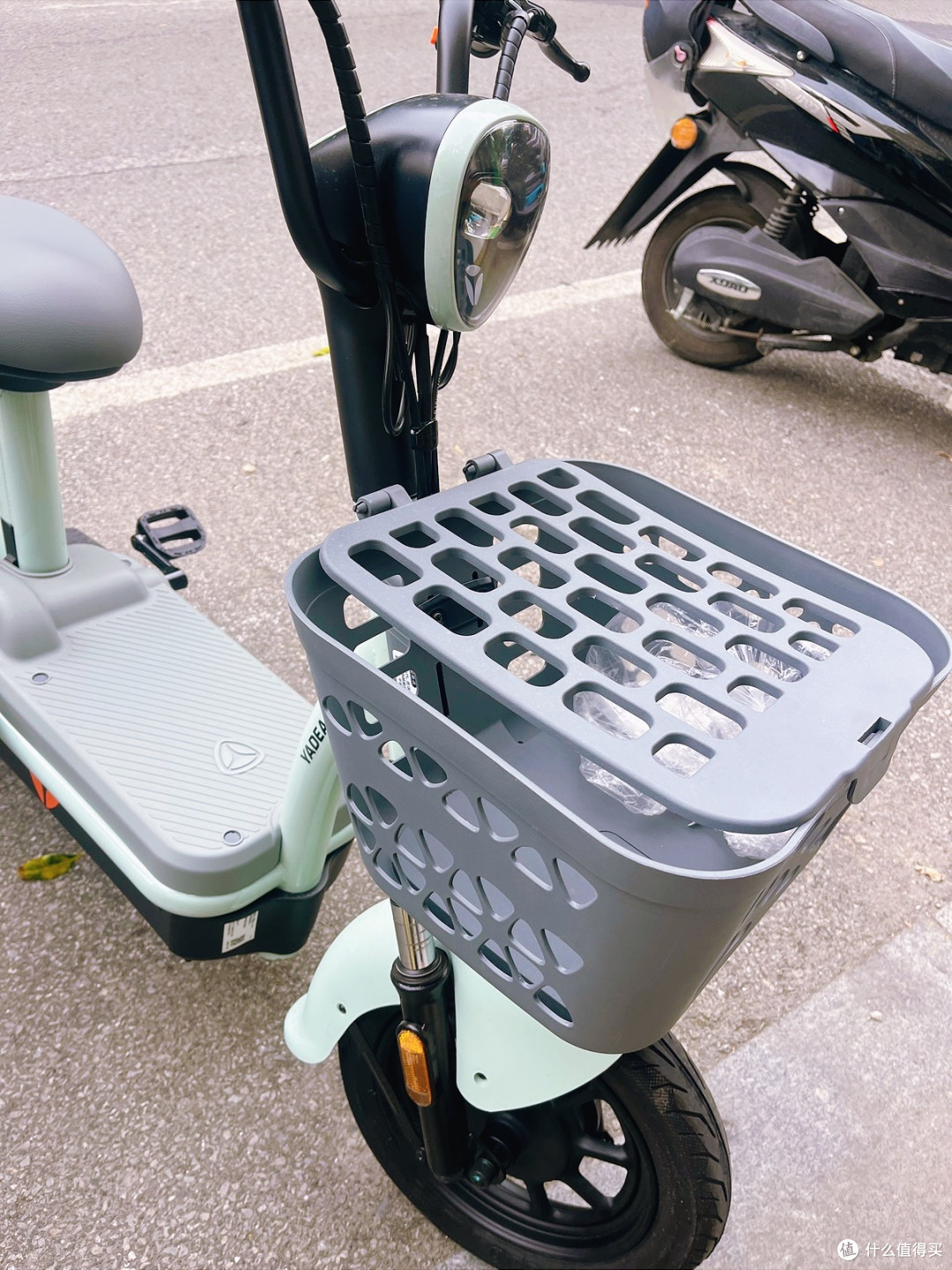 雅迪乐糖小钢炮,元气绿新国标电瓶车,通勤代步的“甜酷”新选择
