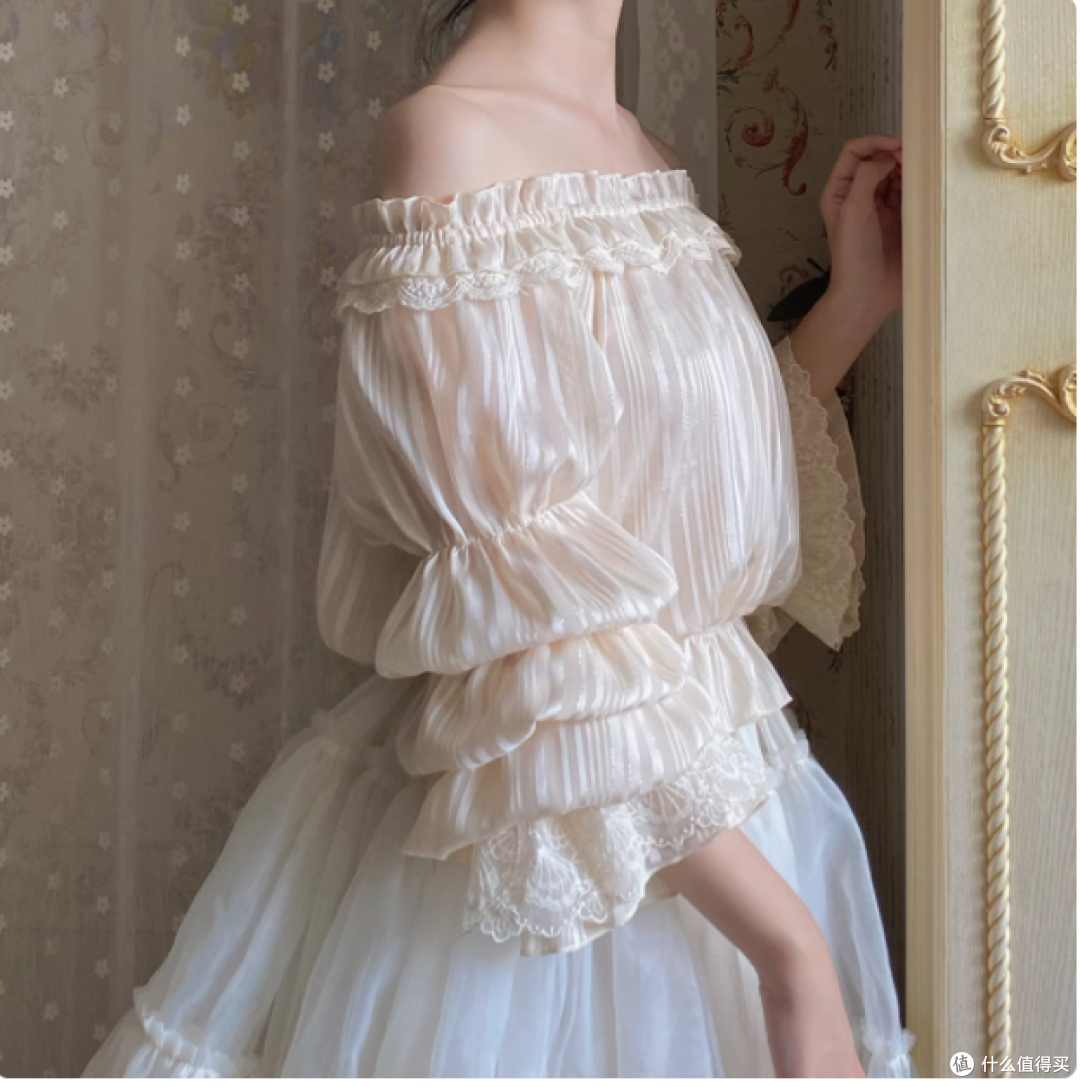 Airfreeing'slolita温蒂妮 剪花雪纺内搭衬衫:优雅与浪漫的交织