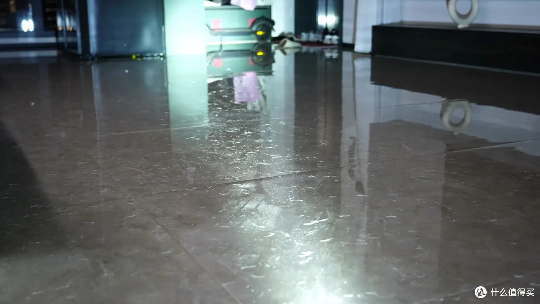 云鲸首款AI活水履带洗地机器人值得买吗?看实测你决定
