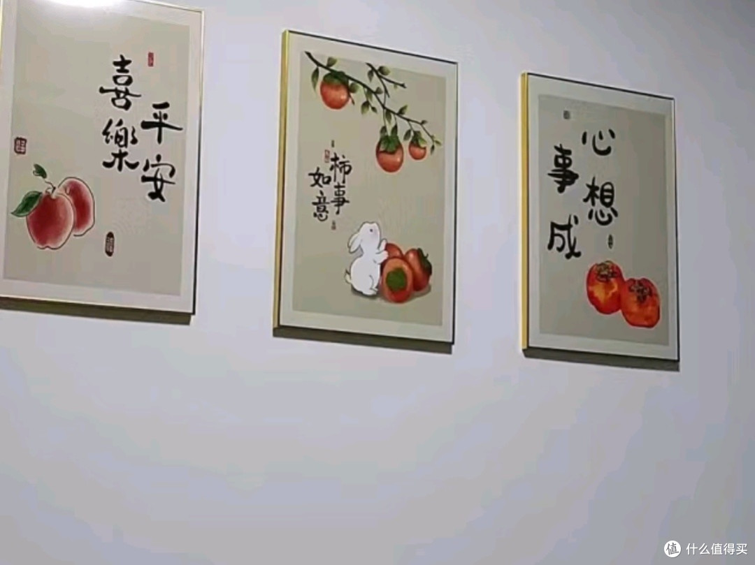 莫小邪《平安喜乐》三联壁画:新中式客厅装饰的艺术典范