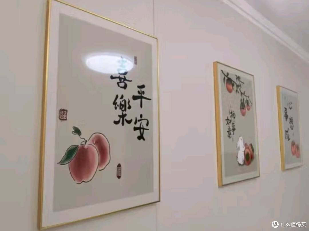 莫小邪《平安喜乐》三联壁画:新中式客厅装饰的艺术典范