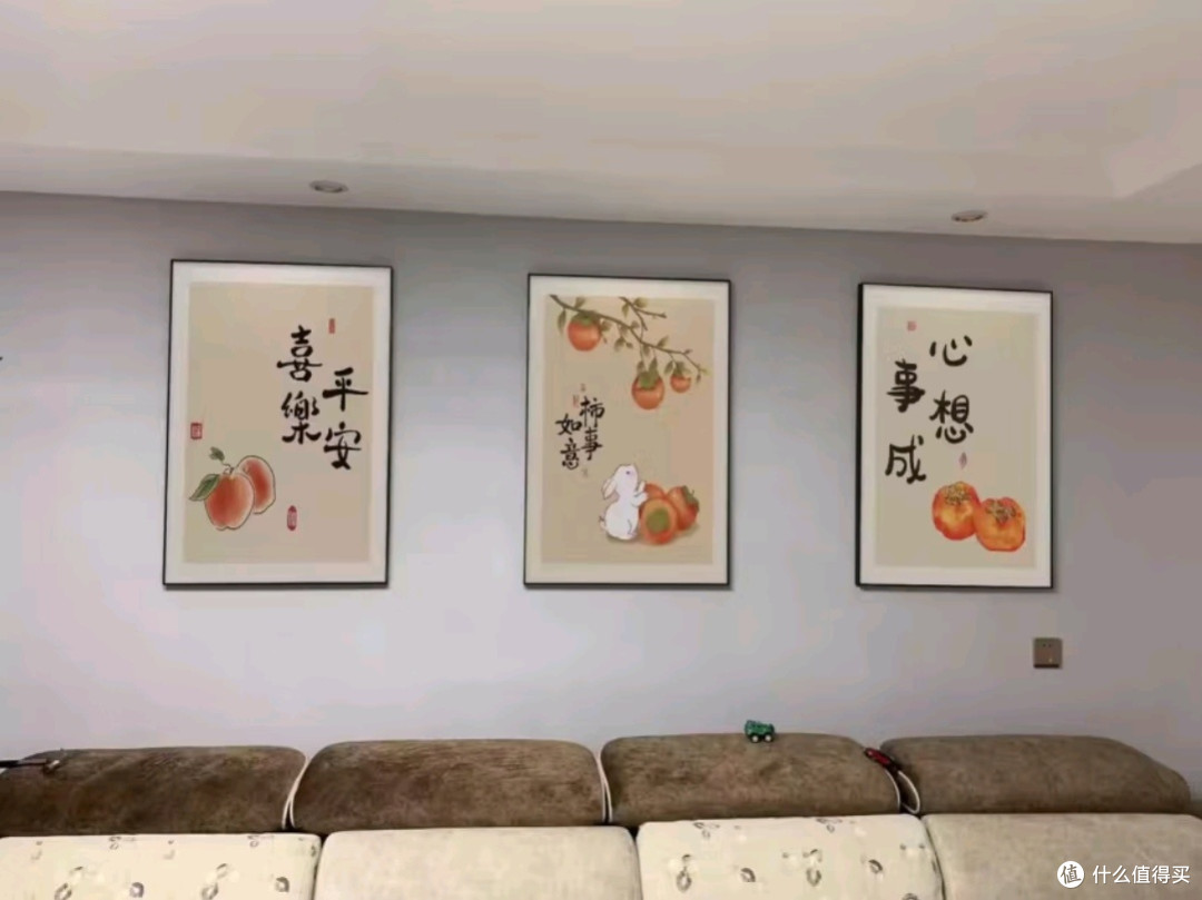 莫小邪《平安喜乐》三联壁画:新中式客厅装饰的艺术典范
