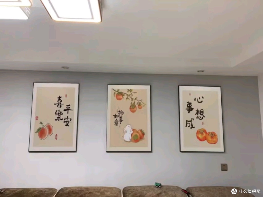 莫小邪《平安喜乐》三联壁画：新中式客厅装饰的艺术典范
