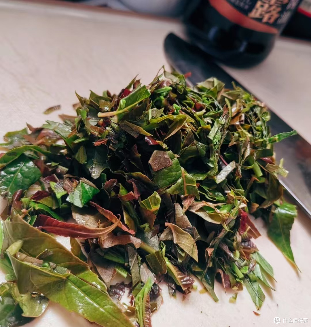 春日里的清新滋味：香椿炒鸡蛋