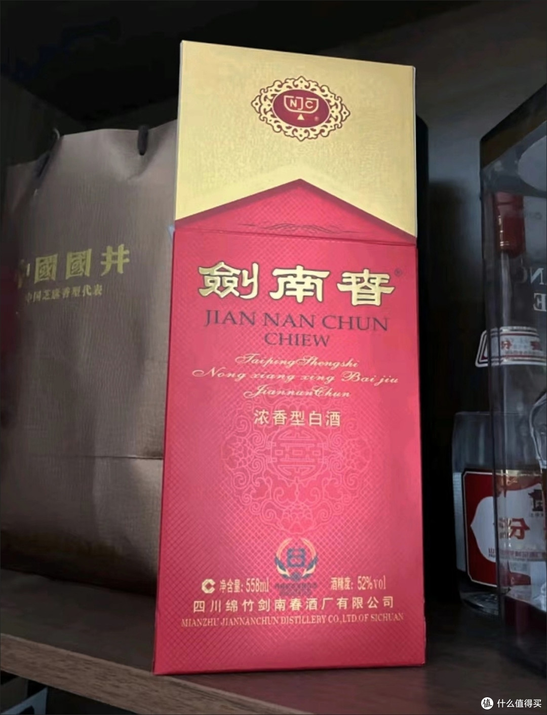 剑南春的52度水晶剑每年都会参加成都糖酒会的。我喜欢喝这款酒。