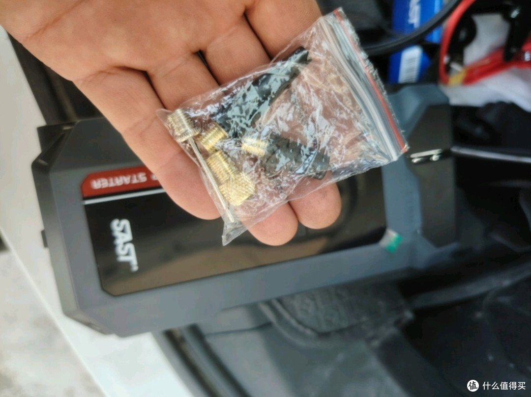 SAST汽车应急启动电源：多功能搭电宝，行车路上的得力助手