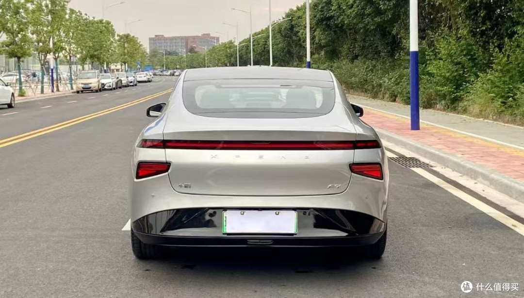 安全易操控的智能电动汽车